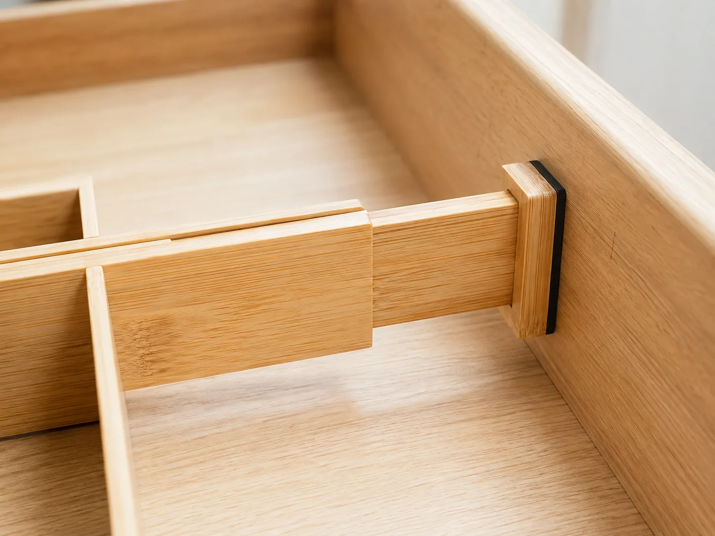 Close-up of the rubber end pad and telescoping divider