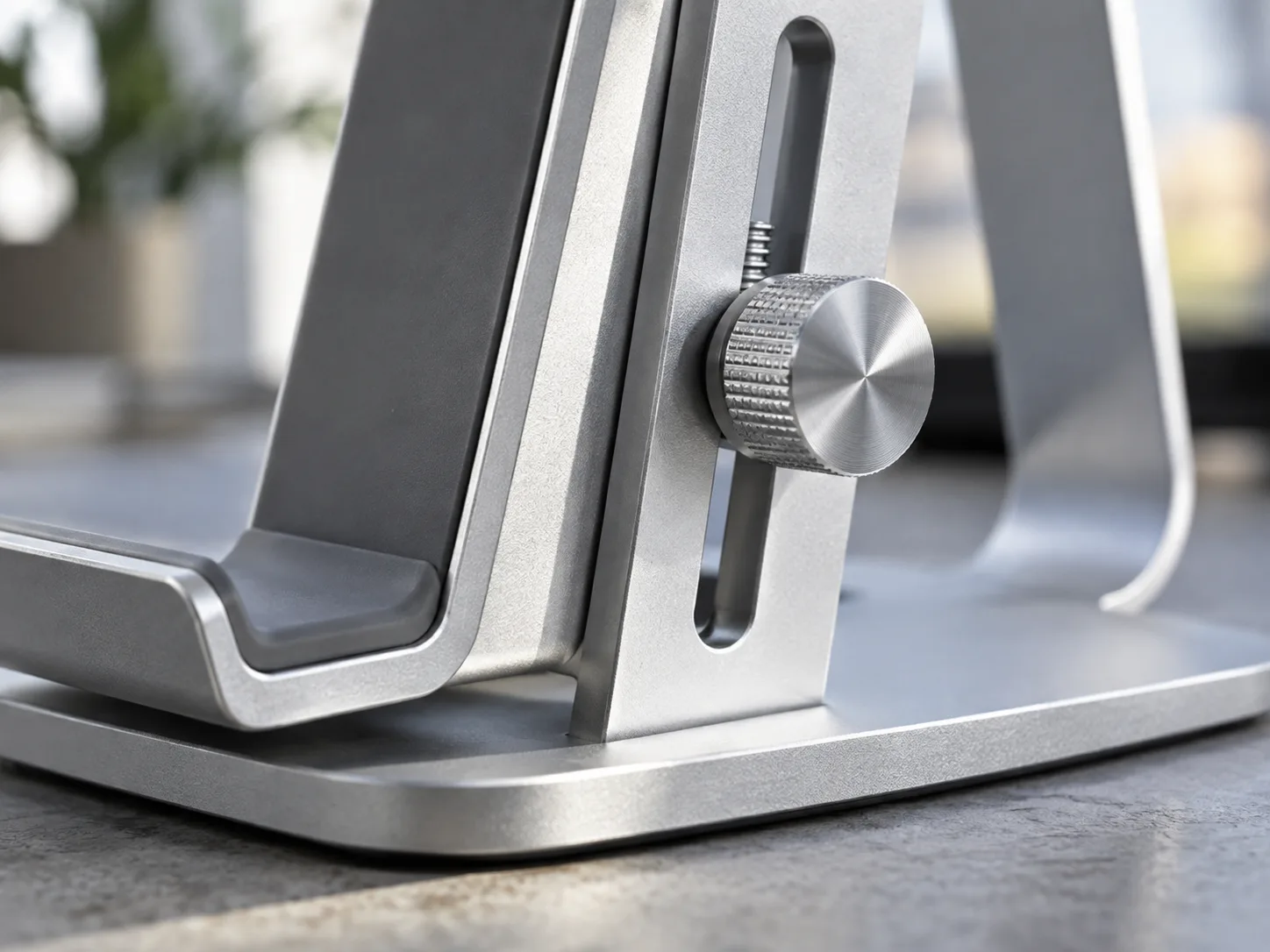Close-up of adjustable twist-screw slot on UGREEN stand